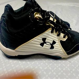 Boys under Armour baseball shoes